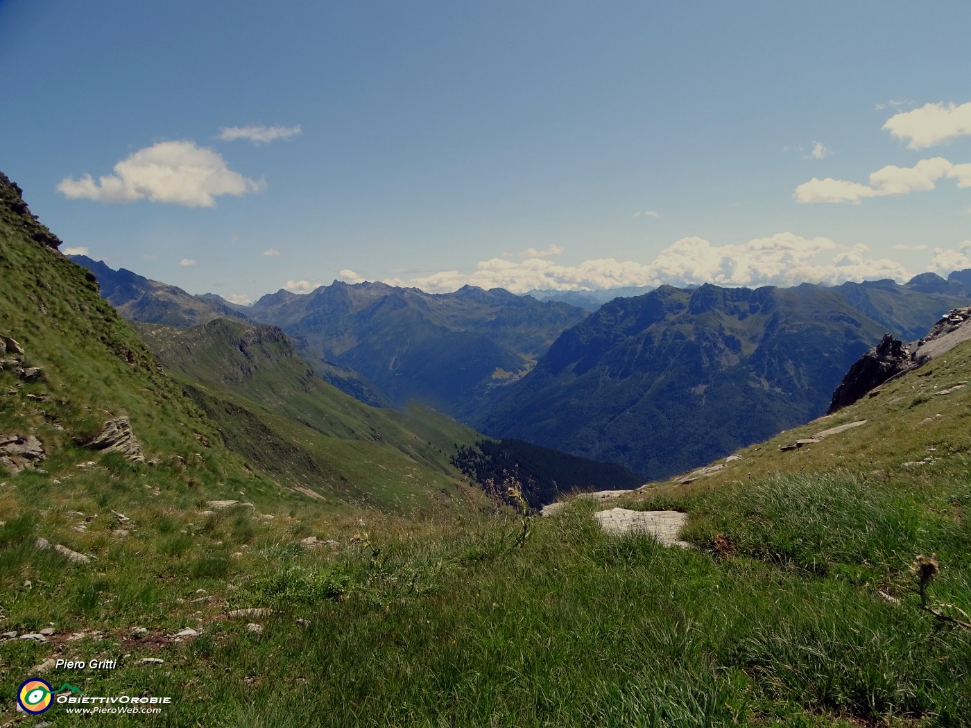 30 Dal Passo di Reseda (2291) vista sull'alta Val Bondione e le sue alte cime orobiche.JPG